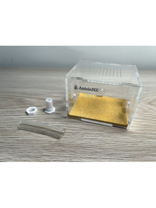 Small living area (80x65x60 mm) with connect tools